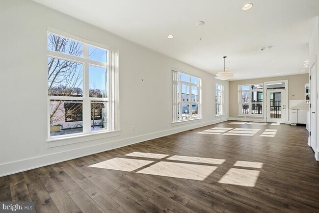 Foto del edificio - 11300 Emerald Park Rd