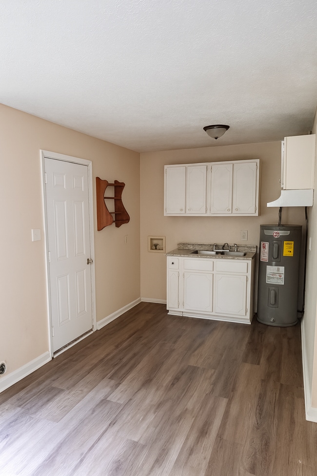 Building Photo - 2865 Walmar Dr