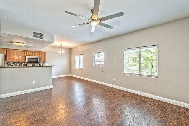 Foto del edificio - 7701 W Robindale Rd