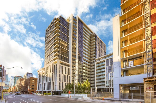 Building Photo - 400 Adelaide St E