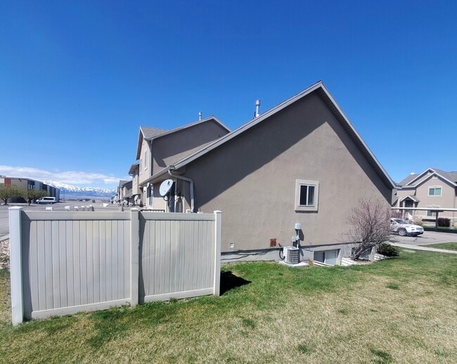 Building Photo - 201 W 1160 N