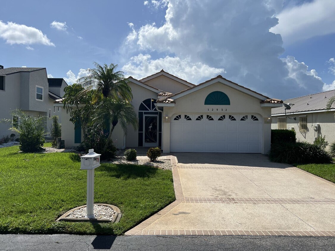 Foto principal - $2,400 ** AVAIL 7/15/25 ** LAKE SUZY ** 3 ...