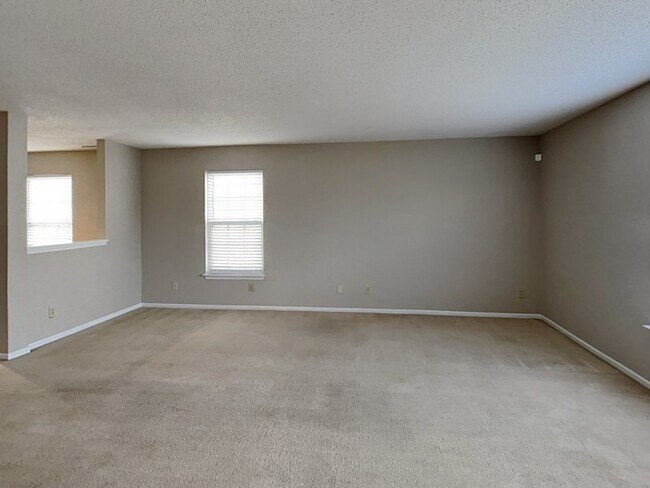 Building Photo - 3 bed 2.5 bath with fenced in backyard!