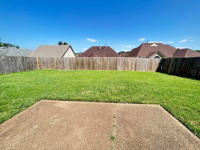 Foto del edificio - Cozy home in The Commons neighborhood offering split bedroom floor plan! Back yard is fully fence...