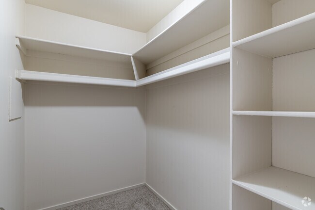 2HAB, 2BA - 930 ft² - Belleville Pointe Apartments