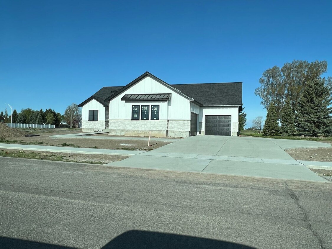 Primary Photo - Brand New 3 bed 2 bath home in Rexburg wit...