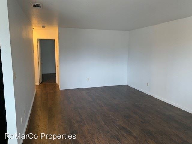 Foto principal - 300 E Walnut St
