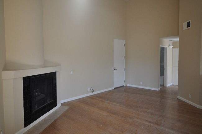 Building Photo - 11923 Laurelwood Dr