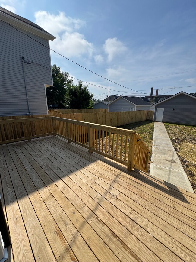 Building Photo - 611 Siebert St