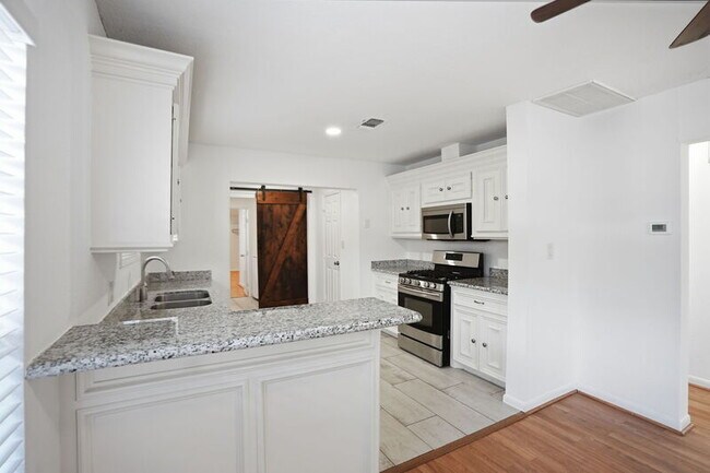 Building Photo - 5315 Bell St