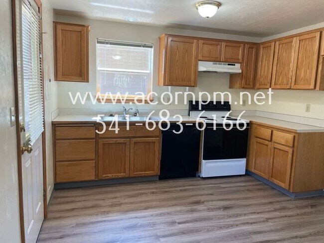 Building Photo - Wonderful 2BD/1.5BA Townhouse/Duplex W/ Ga...