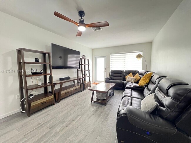 Foto del edificio - 1430 NE 149th St