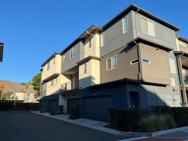 Building Photo - CONTEMPORARY BRIGHT SPACIOUS TOWNHOME WITH...
