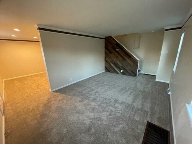 Building Photo - 201 Verna Dr