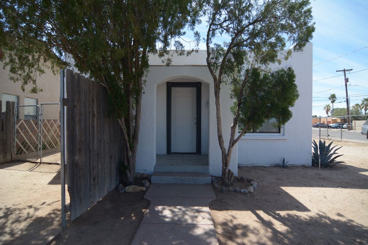 Foto principal - Charming 2 Bedroom 1 Bath Home! Close to t...