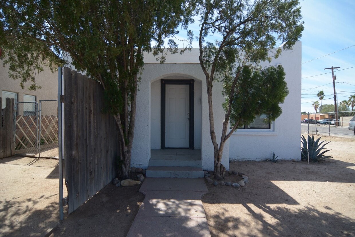 Primary Photo - Charming 2 Bedroom 1 Bath Home! Close to t...