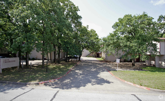 Building Photo - Treehouse Apartments