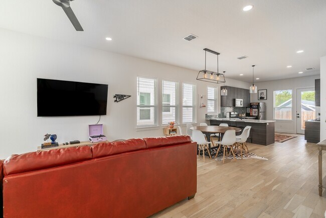 Foto del edificio - 719 Eleanor Ave