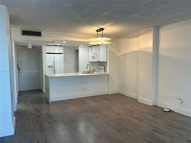 Foto del edificio - 600 NE 36th St