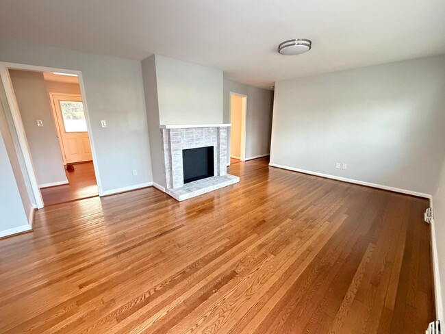 Building Photo - 1929 Alexandria Dr