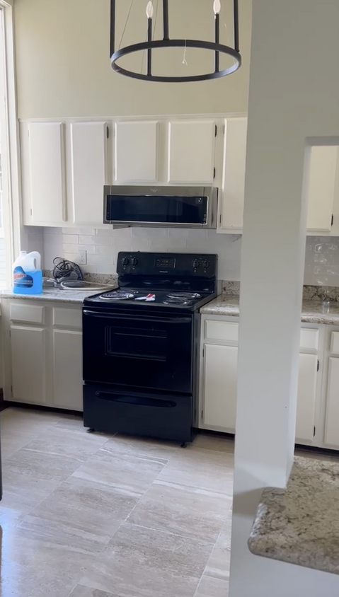 Unit 1 kitchen - 1817 General Pershing St