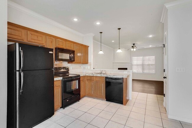 Building Photo - 1/2 OFF FIRST MONTH RENT - 3 bed, 2 bath C...