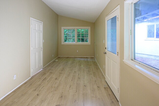 Building Photo - 9139 SW Bayview Dr