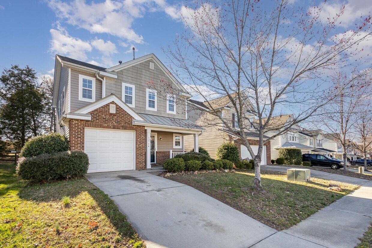 Foto principal - 13716 Riding Hill Ave