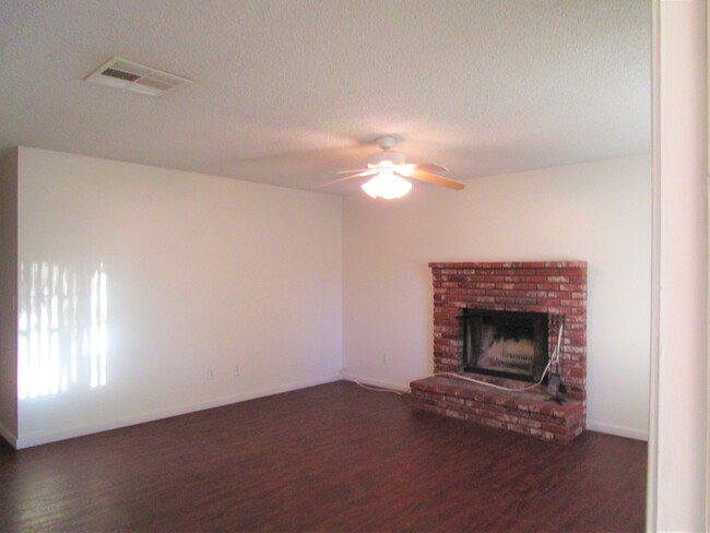 Building Photo - Please Contact VAUGHN REALTY to set up an ...