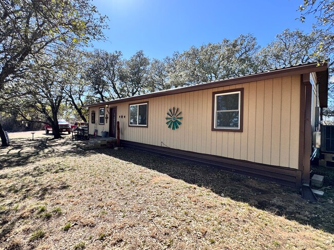 Building Photo - 3/2 on 10 Acres in Bangs