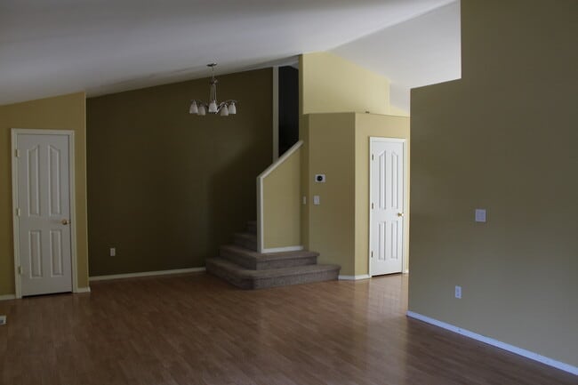 Building Photo - NE 4 Bedroom, 3 Bath, Gas Fireplace/Heat, ...