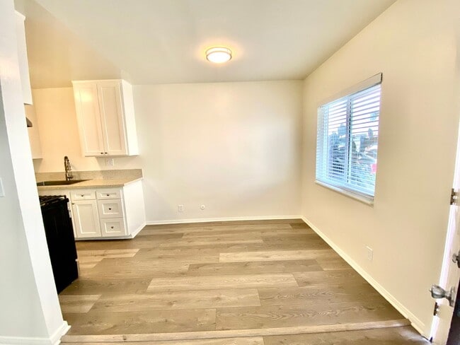 Building Photo - Beautifully Upgraded 1 Bedroom / 1 Bathroom Apartment Available Now!