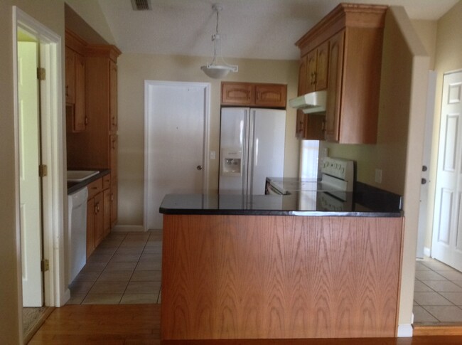 Foto del edificio - Move in Ready 3 Bedroom 2 bath 2 Car Garage