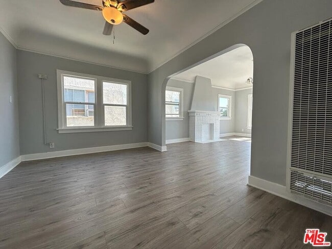 Building Photo - 759 1/2 N Ridgewood Pl