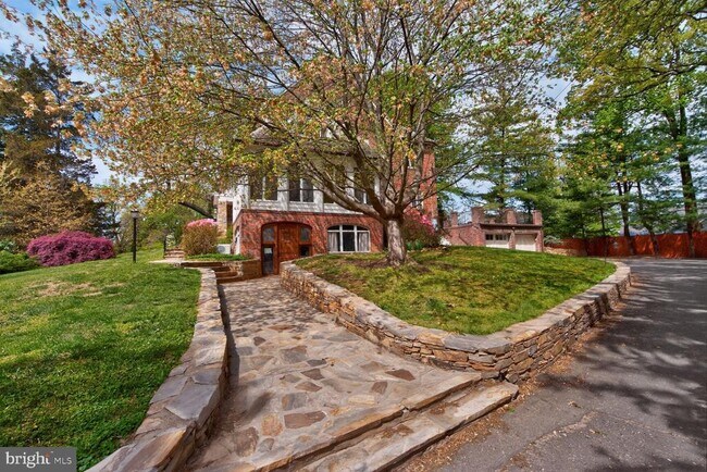 Foto del edificio - 5553 Little Falls Rd