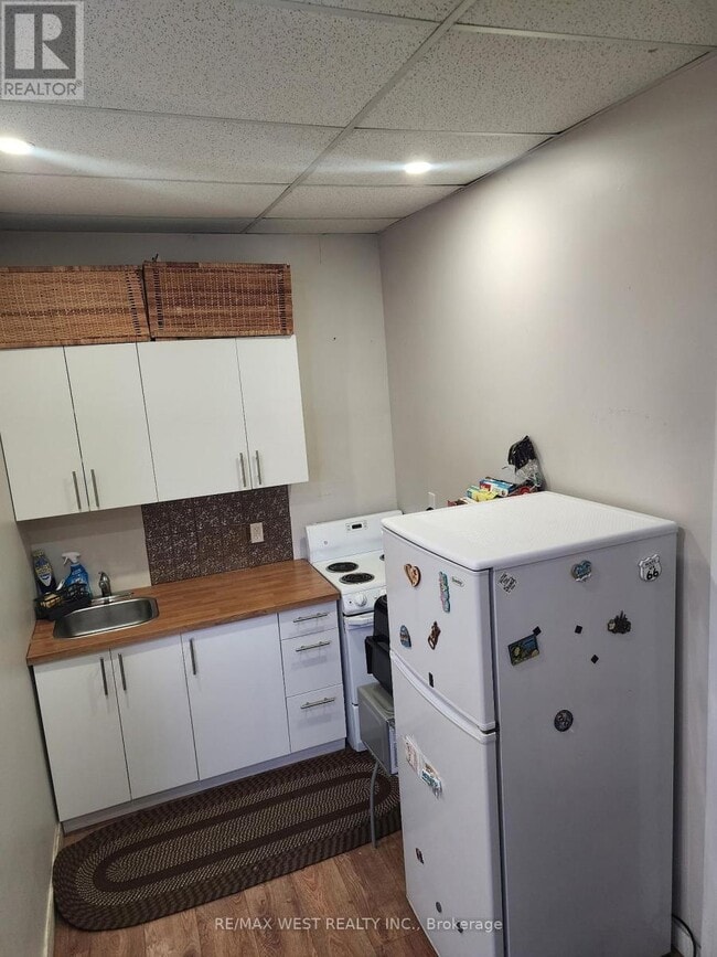 Building Photo - 425 Jane St