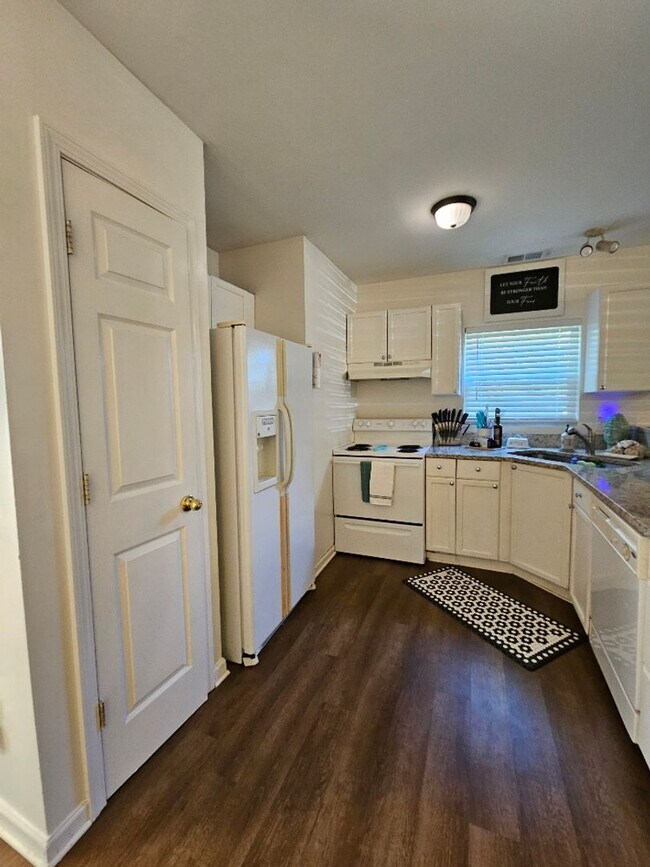 Foto del edificio - Fully Furnished 2 bed 1 bath duplex in Moo...