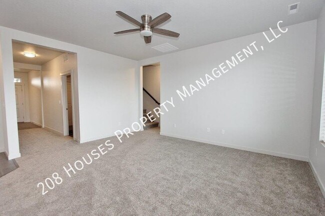 Foto del edificio - Stunning Single-Level w/Upper Bonus Room Home