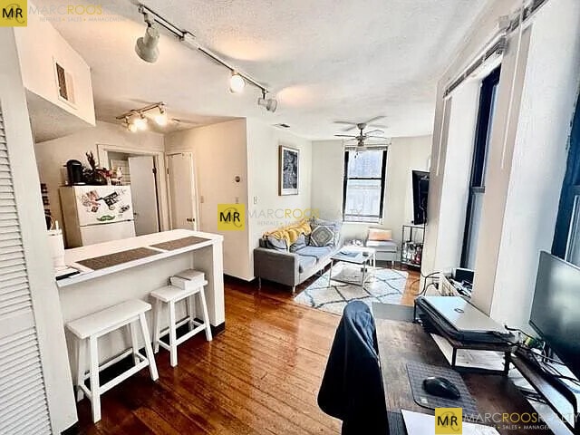 Primary Photo - 31 Charter St