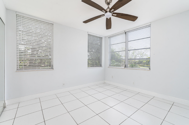 Building Photo - 1931 Sabal Palm Dr