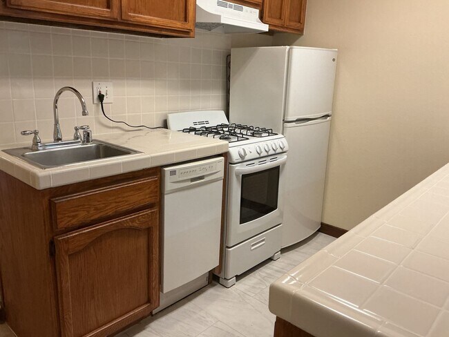 Building Photo - Los Caballeros #325