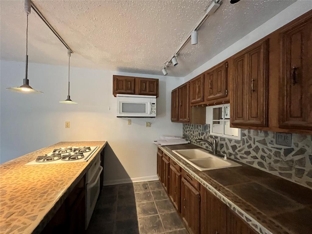 5104 39th St E Unit 2, Dickinson, TX 77539 Room for Rent in Dickinson, TX