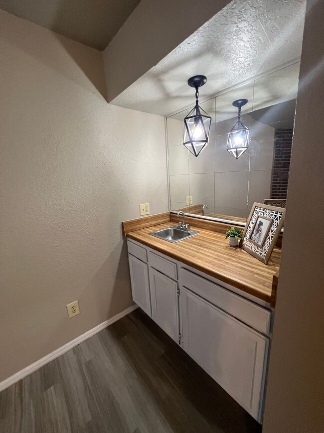Building Photo - Norman Duplex- Bright and Modern!