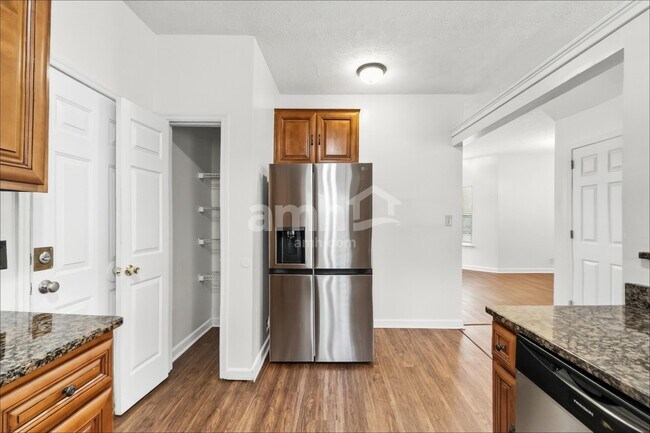 Foto del edificio - 2960 Riverbend Dr
