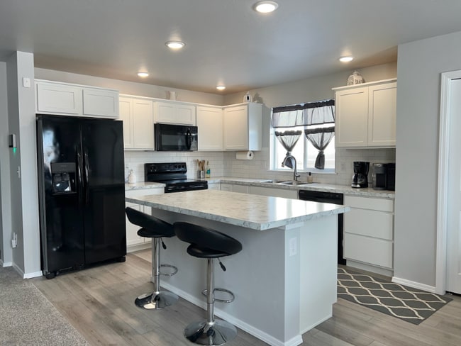 Building Photo - 1850 SW Cooper Ave