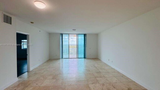 Foto del edificio - 15051 Royal Oaks Ln