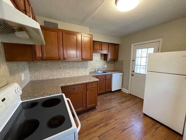 Foto del edificio - Knoxville 37917 - 2 bedroom, 1 bath home - Contact Lisa Vineyard and Shannon Russell (865) 216-9334