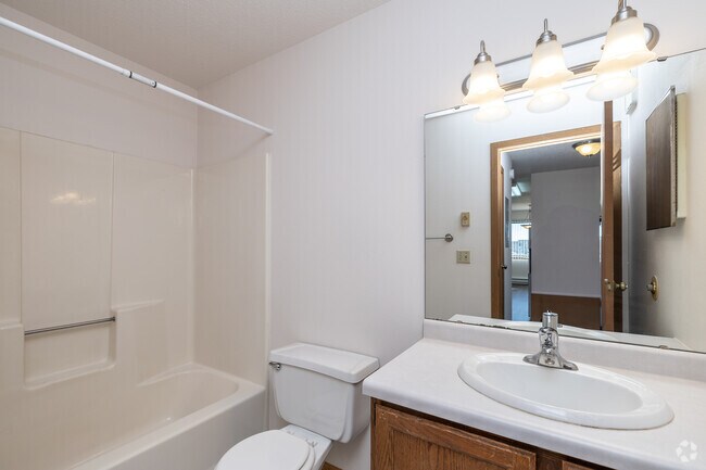 2BR, 1BA - 830SF - Bathroom - Citi Park Apartments