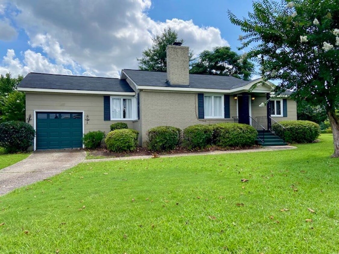 Cozy 3 Bed 2 Bath Available in June! - Cozy 3 Bed 2 Bath Available in June!