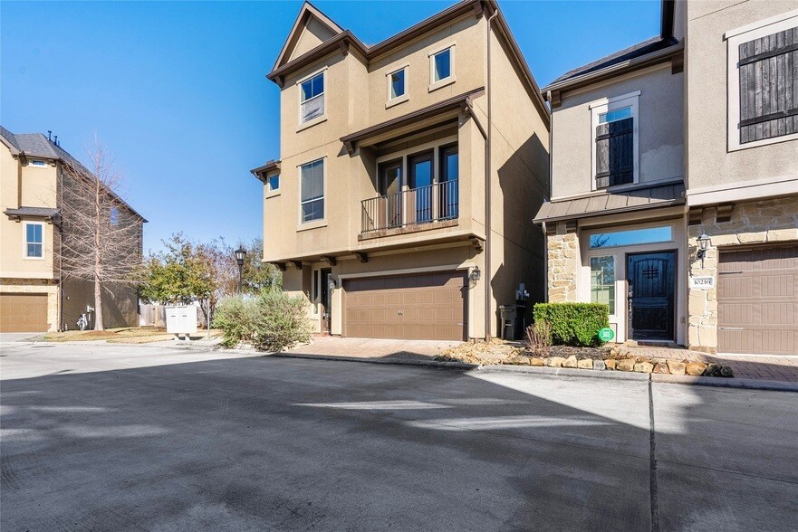 Foto principal - 10218 Spring Shadows Park Cir